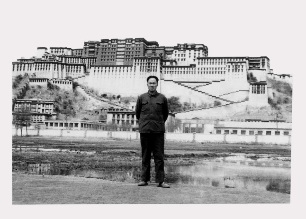 E:\221107\谢庆奎老师后事\谢庆奎老师纪念专栏\四、谢庆奎珍贵照片\1976年10月中旬，谢庆奎带领北大国政系部分工农兵学员到西藏实习。这是在拉萨市布达拉宫前的空地上。.jpg